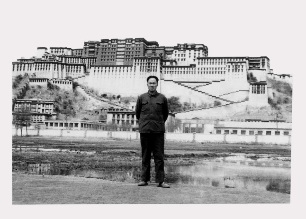 E:\221107\谢庆奎老师后事\谢庆奎老师纪念专栏\四、谢庆奎珍贵照片\1976年10月中旬，谢庆奎带领北大国政系部分工农兵学员到西藏实习。这是在拉萨市布达拉宫前的空地上。.jpg